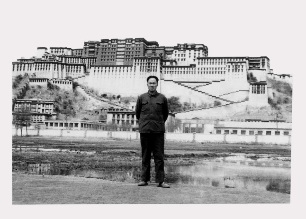 E:\221107\谢庆奎老师后事\谢庆奎老师纪念专栏\四、谢庆奎珍贵照片\1976年10月中旬，谢庆奎带领北大国政系部分工农兵学员到西藏实习。这是在拉萨市布达拉宫前的空地上。.jpg